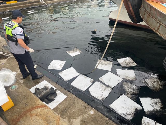 여수 국동항에 유출된 폐유