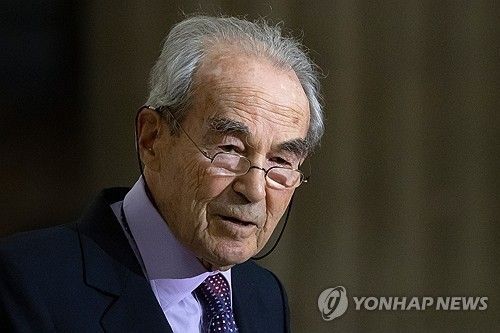 프랑스에서 사형제를 폐지한 로베르 바댕테르 전 법무 장관
