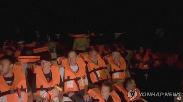 8일(현지시간) 이스라엘군에 나포된 구호선단 활동가들