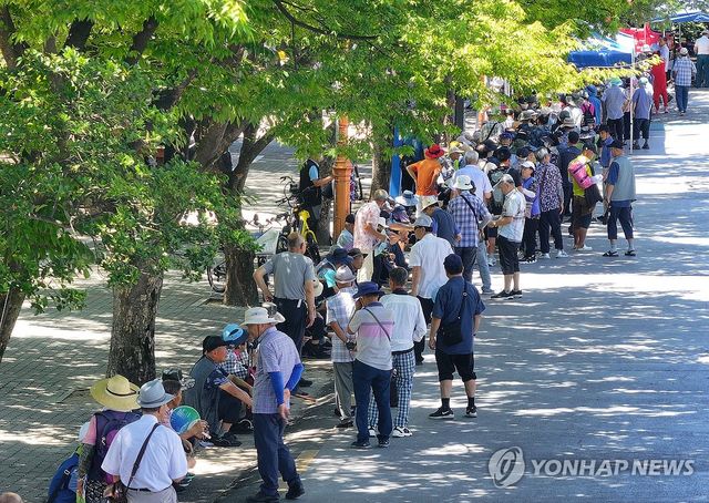 무료 급식 긴 줄