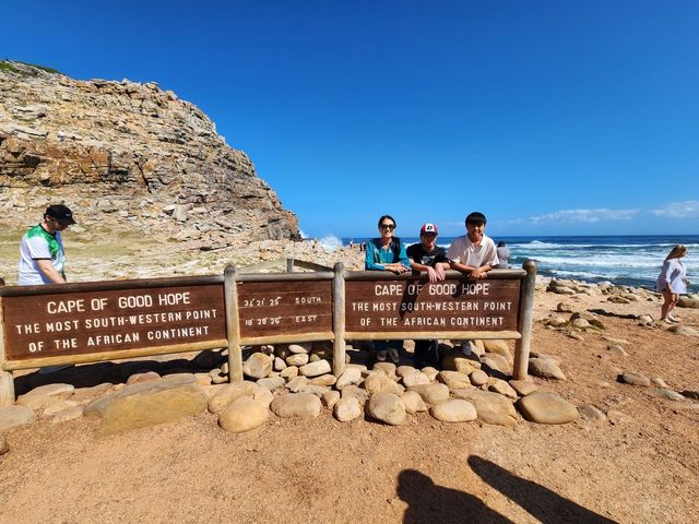 2024년 12월 31일 희망봉 푯말에서 기념촬영하는 관광객