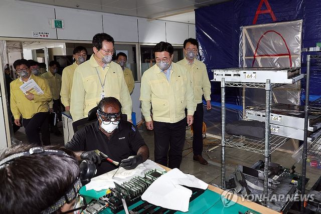 윤호중 장관, 국가정보자원관리원 대전 본원 방문