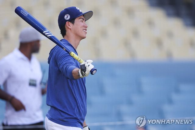 3차전을 앞두고 몸을 푸는 김혜성. 