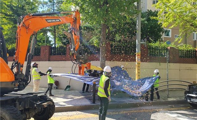 진동 수확기로 은행 열매 채취