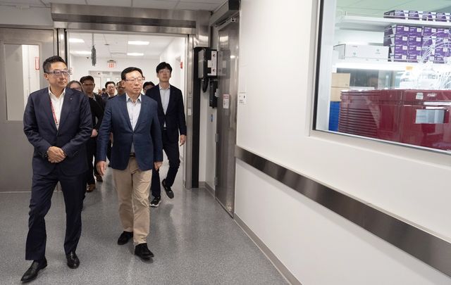 (서울=연합뉴스) = 신동빈 롯데그룹 회장(왼쪽에서 두 번째)과 신유열 롯데바이오로직스 글로벌전략실장(맨 오른쪽)이 지난 5일 미국 롯데바이오로직스 시러큐스 바이오 캠퍼스를 찾아 ADC 생산시설을 보고 있다. 2025.10.9 [롯데그룹 제공. 재판매 및 DB금지]