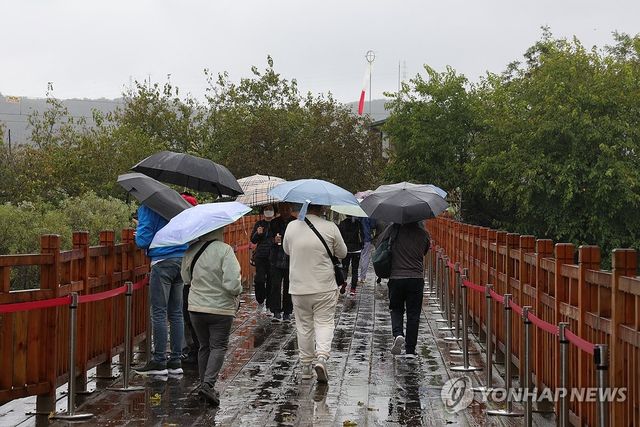 경기 파주시 임진각에서 방문객들이 자유의 다리를 둘러보고 있다. [연합뉴스 자료사진]