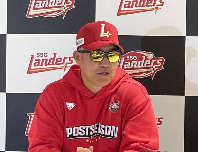 준PO 1차전을 앞두고 인터뷰하는 이숭용 SSG 감독