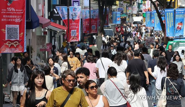 추석 연휴 앞두고 붐비는 명동