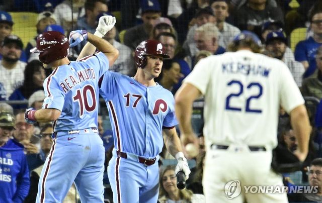 8회 커쇼로부터 홈런을 치고 기뻐하는 필라델피아 리얼무토(10번)