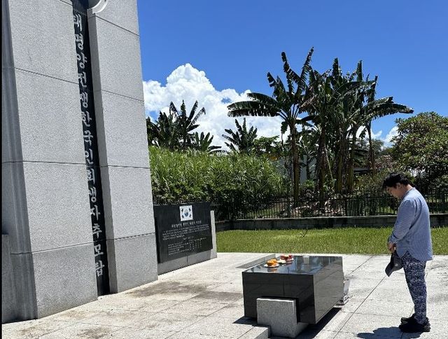 추모탑에서 추모하고 있는 현지 한인