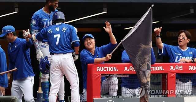 첫 타석부터 홈런 치는 삼성 이재현