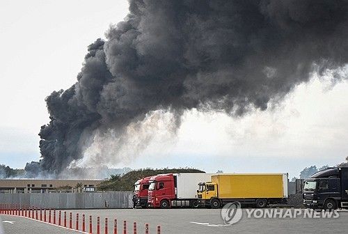 5일 러시아의 공습을 받은 지역에서 검은 연기가 피어오르고 있다.