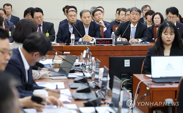 지난달 30일 국회 과학기술정보방송통신위원회에서 열린 종합감사에서 반상권 방송미디어통신위원회 위원장 직무대리가 의원 질의에 답변하고 있다. [연합뉴스 자료사진]