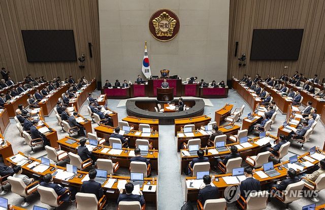 국회 예결위 출석해 인사말 하는 김민석 총리