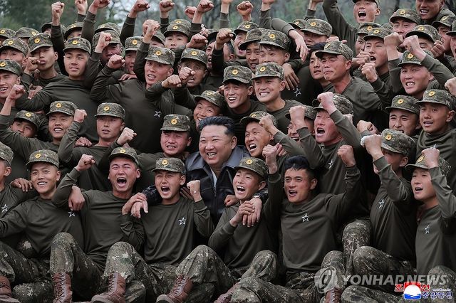 김정은, '폭풍 군단' 조선인민군 제11군단 지휘부 방문