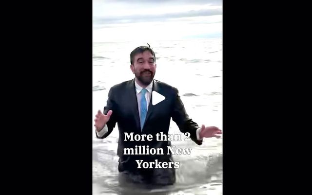 바닷물에서 임대료 동결 공약 설명하는 맘다니