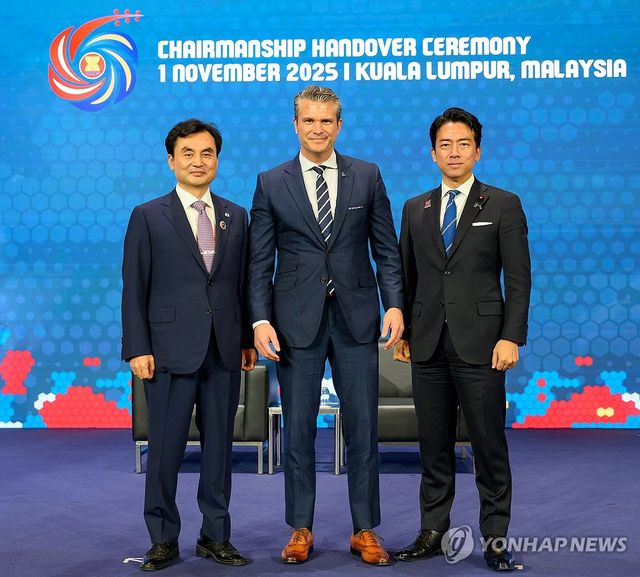 기념촬영하는 한미일 국방