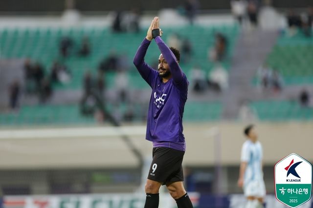 두손을 모으고 팬들에게 세리머니를 펼치는 안양 모따