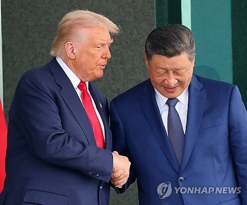 악수하는 트럼프·시진핑