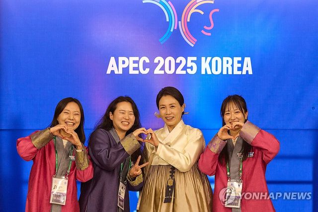 김혜경 여사, APEC 자원봉사자 격려 방문