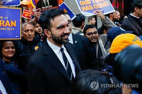 지지자에 둘러싸인 맘다니 후보 