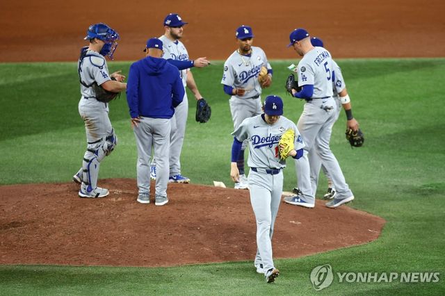 마운드에서 내려가는 사사키 로키(맨 앞)