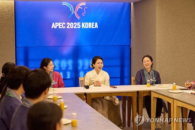 김혜경 여사, APEC 자원봉사자 격려 방문
