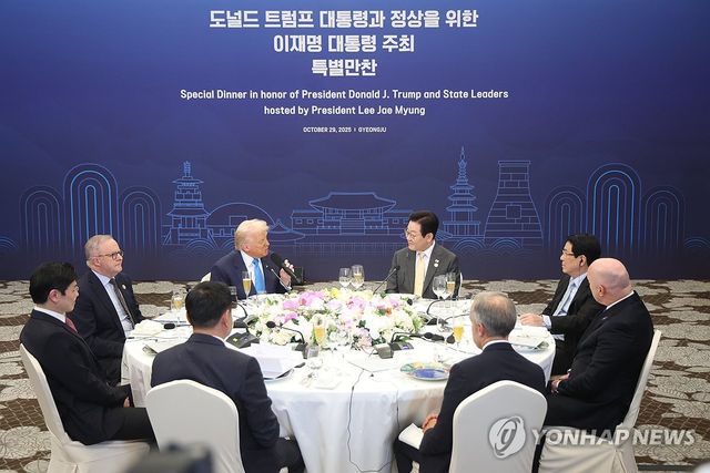 트럼프 대통령 축사 듣는 이재명 대통령