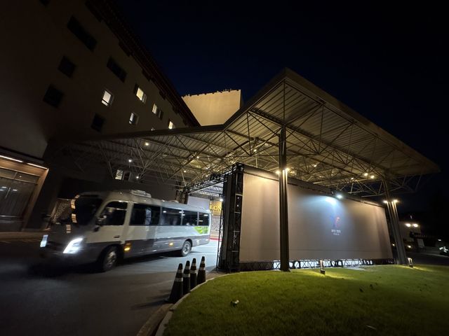 가림막 설치된 호텔 입구