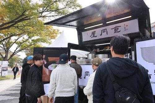 푸드트럭 앞에 줄지어 선 사람들[촬영 손대성]