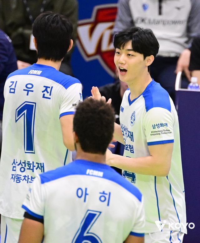 삼성화재의 신인 이우진(맨 오른쪽)