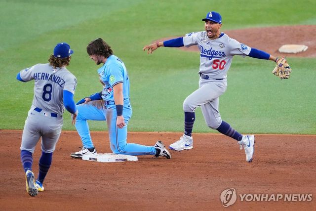 경기 끝낸 뒤 환호하는 다저스 선수들