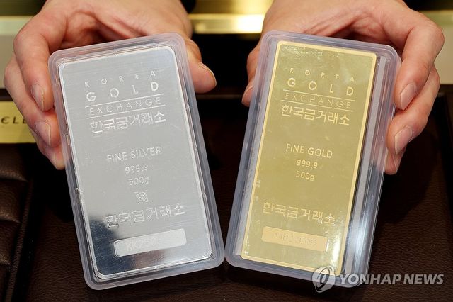 인천 중국 한국금거래소 영종도점에서 전시 중인 골드바와 실버바
