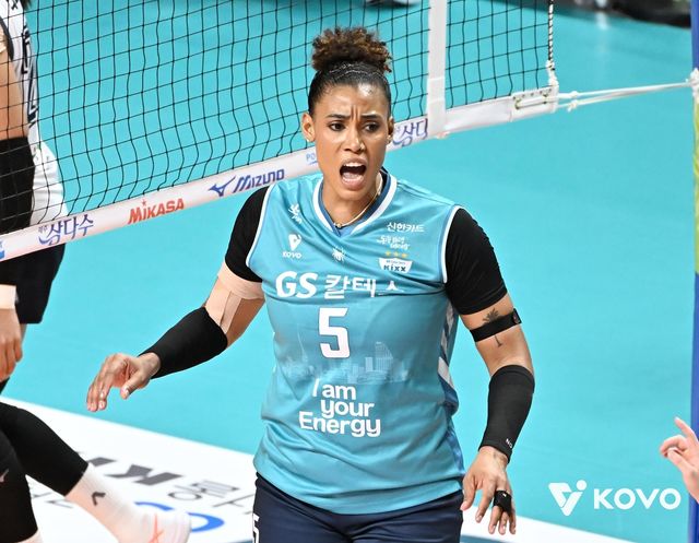 득점 후 환호하는 GS칼텍스의 실바