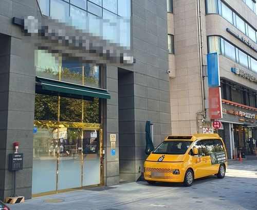 지난달 29일 오전 11시33분께 서울 강남구의 한 영어유치원 앞에 학원 버스가 주차된 모습. 사진은 기사 내용과 직접 관련이 없습니다.[촬영 김성훈 수습기자]