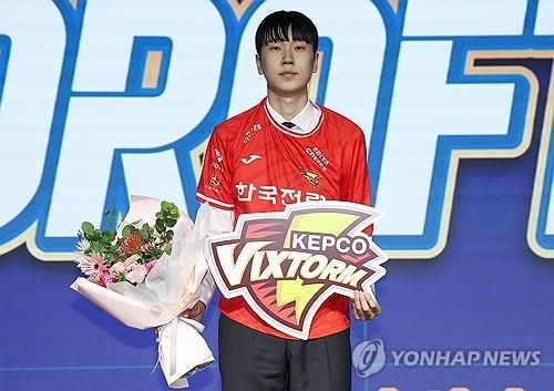 한국전력으로부터 신인 1순위 지명을 받은 방강호