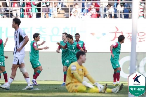 동료들의 축하를 받는 대전 마사