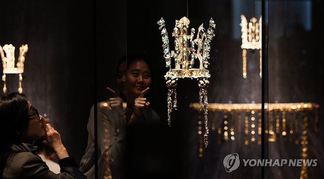 신라 금관 한자리에