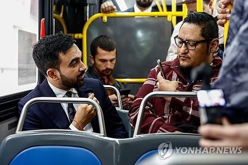 버스 안에서 무상 버스 공약 설명하는 맘다니 후보