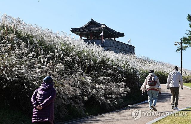 쌀쌀한 날씨에 두꺼워진 옷차림