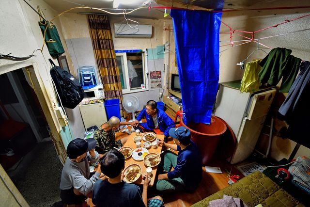 짜장면으로 정을 나누는 여인숙 사람들