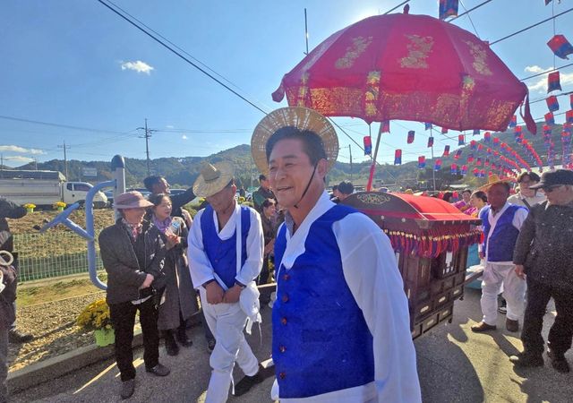 신영재 홍천군수, 가마꾼으로 변신