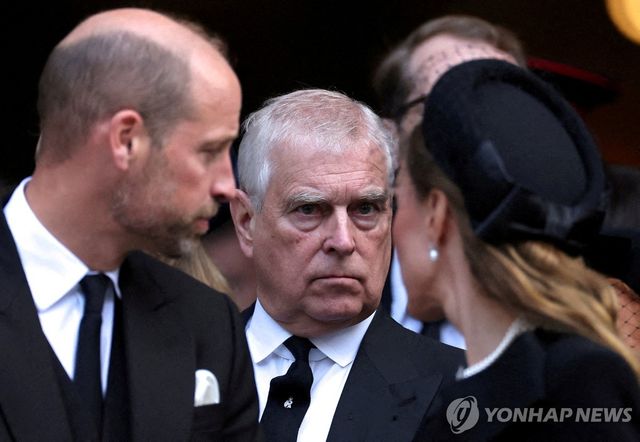 9월 켄트 공작부인 장례식의 앤드루 왕자(가운데)와 윌리엄 왕세자 부부 