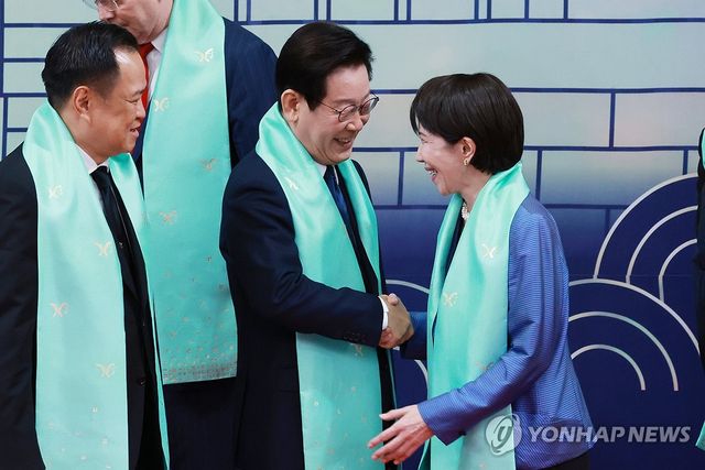 이재명 대통령, 다카이치 일본 총리와 인사