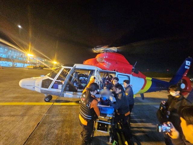 포항경주공항서 환자 인계하는 동해해경청