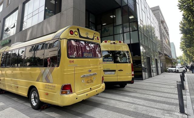 지난달 30일 정오께 서울 송파구의 한 영어유치원 인근에 학원버스가 주차된 모습. 사진은 기사 내용과 직접 관련이 없습니다.[촬영 김유향 수습기자]