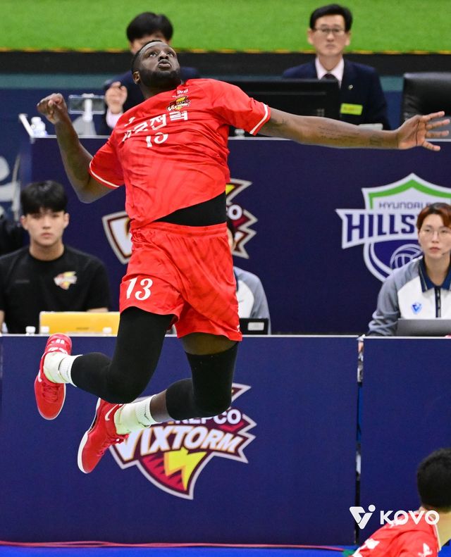 스파이크하는 한국전력의 베논