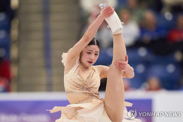 쇼트프로그램에서 스핀 연기를 펼치는 윤아선