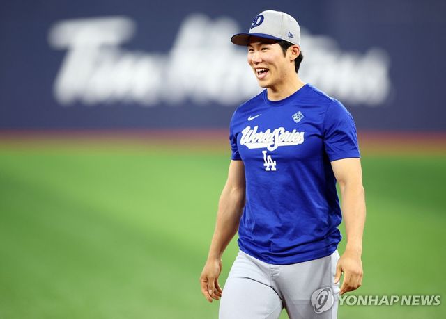 로버츠 감독과 경주한 뒤 활짝 웃는 김혜성