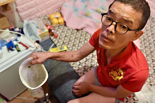 한쪽 다리 잃고 여인숙에 사는 김선일 씨